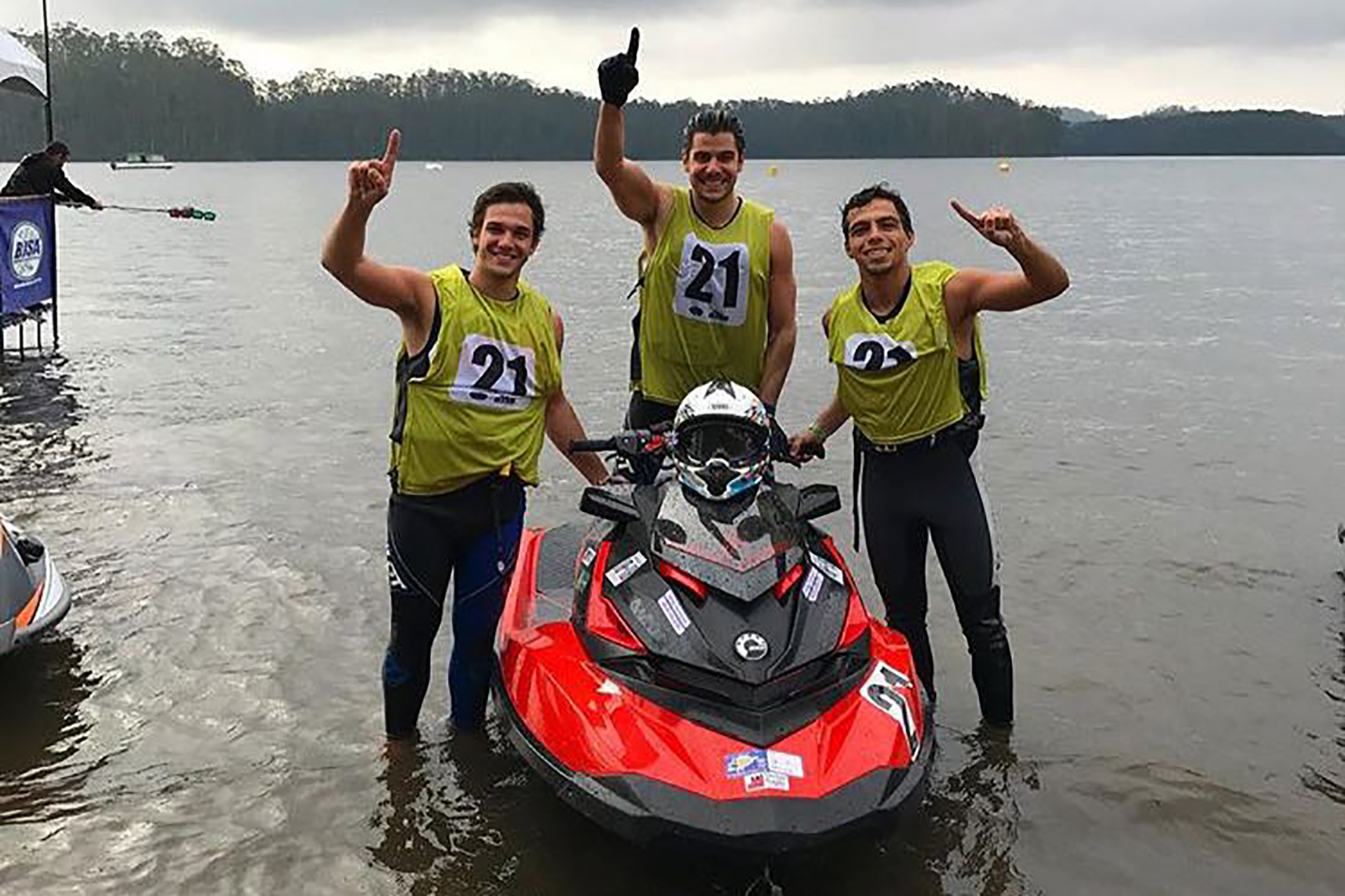 Bruno Varella, Daniel Tocchini e Allan Laffront (da esq. para dir.) com a moto aquática Sea-Doo RXP-X 300 Crédito: Divulgação